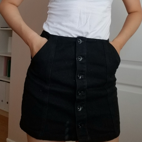 Black Buttoned Mini Skirt - Picture 4 of 4